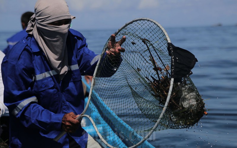 Warga mengikuti aksi bersih sampah di perairan Ternate, Kota Ternate Maluku Utara, Minggu (28/5/2023). Aksi bersih sampah laut oleh Eco-Bhinneka Muhammadiyah Maluku Utara itu sebagai upaya melindungi ekosistem perairan laut dari pencemaran sampah sekaligus mengampanyekan laut bebas sampah plastik. ANTARA FOTO/Andri Saputra