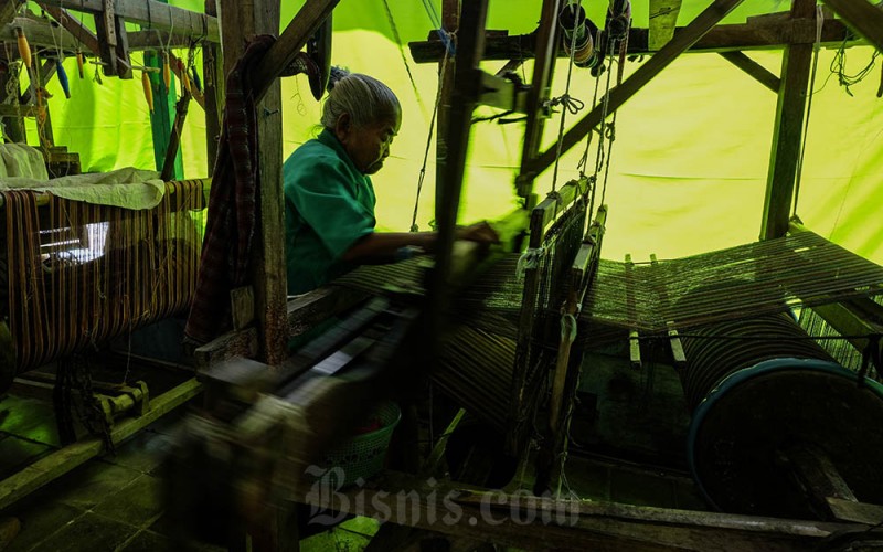 Perajin menyiapkan benang untuk membuat kain lurik dengan Alat Tenun Bukan Mesin (ATBM) di Dukuh Titang, Desa Tawang, Kecamatan Weru, Kabupaten Sukoharjo Jawa Tengah, Minggu (28/5/2023). Produk kerajinan kain lurik setempat telah dipasarkan ke sejumlah destinasi wisata Indonesia dan juga diminati pembeli mancanegara melalui penjualan daring maupun berbagai pameran UMKM. ANTARAFOTO/Maulana Surya