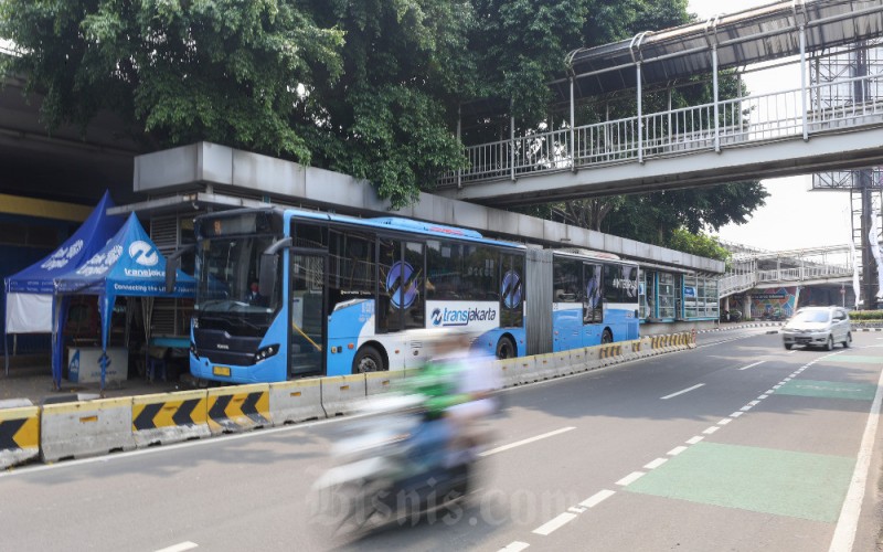 Bus Transjakarta mengangkut dan menurunkan penumpang di halte Grogol 2, Jakarta, Senin (29/5/2023). PT Transportasi Jakarta (Transjakarta) akan merevitalisasi 10 halte di sejumlah wilayah DKI Jakarta. Diantaranya Halte Bundaran Senayan, Karet, Slipi Petamburan, Jembatan Baru, Cawang UKI, Pulomas, Pasar Rumput, Pancoran Barat, Grogol 1 dan Grogol 2. Revitalisasi tersebut dilakukan guna meningkatkan kenyamanan pelanggan yang rencananya dimulai secara bergilir per 31 Mei - 2 Juni 2023. Bisnis/Suselo Jati