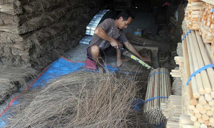 Warga di Ngawi Mampu Memproduksi 6.000 Buah Sapu Lidi Per Minggu