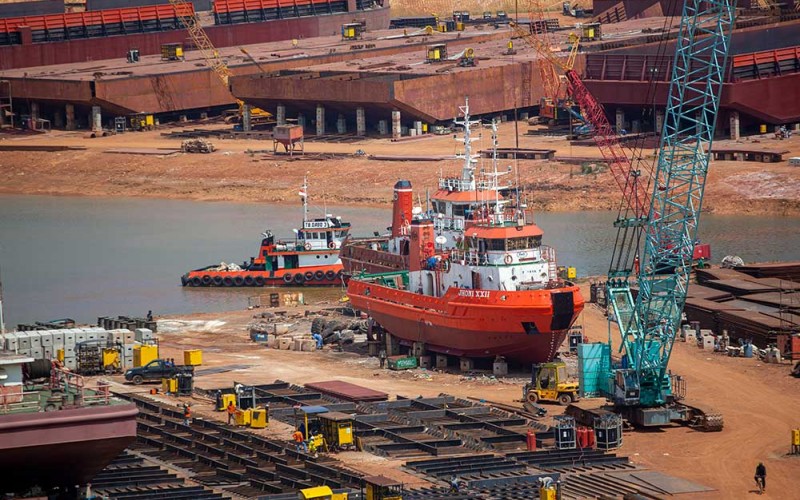 Pekerja menyelesaikan pembuatan kapal  di kawasan industri Kabil, Batam, Kepulauan Riau, Senin (29/5/2023). Batam Shipyard Offshore Association (BSOA) menyebutkan permintaan pembangunan kapal tug boat dan tongkang pada semester I/2023 meningkat 100 persen dibandingkan periode yang sama tahun sebelumnya yang didorong oleh meningkatnya kebutuhan armada kapal pengangkut nikel dan batubara. ANTARA FOTO/Teguh Prihatna