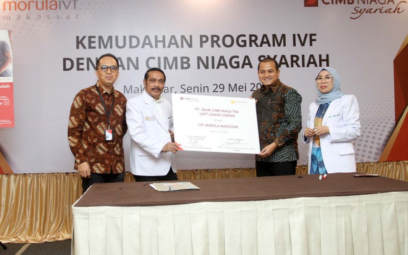 Sharia Consumer Financing Sales Group Head Bank Cimb Niaga Syariah Ferry Finenko (kedua kanan) dan Direktur PT Morula IVF Makassar Prof Nusratuddin Abdullah (kedua kiri), Komisari Morula IVF Makassar dr Surianna Muda (kanan) dan Head of Region Bank Cimb Niaga Indonesia Timur, Bali Nusra Region Ahmad S Ilham memperlihatkan perjanjian kerja sama di Makassar, Sulawesi Selatan, Senin (29/5/2023). Bank Cimb Niaga menyiapkan layanan pembiayaan untuk program bayi tabung atau program IVF (In Vitro Fertilization) Bisnis/Paulus Tandi Bone
