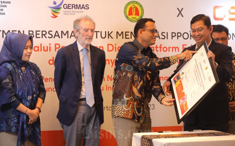 President Director & General Manager GSK Indonesia Manish Munot (kedua kanan), Wakil Ketua PP Perhimpunan Dokter Paru Indonesia (PDPI) Erlang Samoedro (kanan), Ahli Paru Dunia Paul Jones (kedua kiri), dan Director of Market Access, Communication and Government Affairs GSK Indonesia Reswita D. Gisriani berbincang di sela-sela peresmian platform EducAIR dan kampanye Peduli Paru OK di Jakarta, Senin (29/5/2023). GSK bersama dengan Kementerian Kesehatan dan Pengurus Pusat Perhimpunan Dokter Paru Indonesia (PP PDPI) menggelar edukasi kesehatan tentang  Penyakit Paru Obstruktif Kronik (PPOK), sekaligus meluncurkan platform pendidikan kesehatan paru berbasis digital, yakni platform EducAIR. Bisnis/Arief Hermawan P