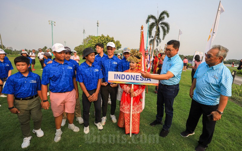 Direktur Utama Damai Indah Golf Budiarsa Sastrawinata (kanan) dan Direktur Utama PT Bank Mandiri (Persero) Tbk. Darmawan Junaidi (kedua kanan) berbincang dengan atlet golf junior Indonesia saat pembukaan Mandiri Ciputra Golfpreneur Junior World Championship 2023 di Damai Indah Golf PIK Course, Jakarta, Senin (29/5/2023). Sebagai bentuk komitmen dalam mengembangkan bakat atlet muda dari berbagai cabang olahraga, Bank Mandiri menjadi sponsor utama Mandiri Ciputra Golfpreneur Junior World Championship 2023. Kejuaraan yang berlangsung pada 30 Mei - 1 Juni 2023 ini diikuti oleh 120 peserta lokal dan diramaikan oleh atlet muda golf dari 11 negara. Bisnis/Abdurachman