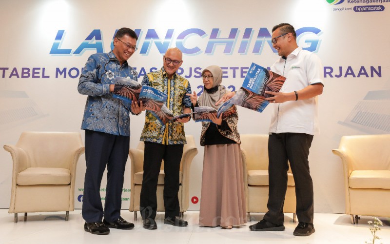 Direktur Perencanaan Strategis dan TI BPJS Ketenagakerjaan Pramudya Iriawan Buntoro (kiri), Direktur Keuangan Asep Rahmat Suwandha (kanan),  Ketua Komisi Riset, Pengembangan dan Data Analytic PAI Awal P Kurnianto (kedua kiri) dan Akademisi FMIPA ITB Kurnia Novitasari berbincang disela-sela acara Peluncuran Tabel Mortalitas Jamsos tahun 2022 (TMJ 22) di Jakarta, Senin (29/5/2023). Bisnis/Fanny Kusumawardhani