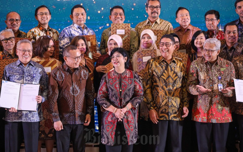 Deputi Gubernur Senior Bank Indonesia (BI) Destry Damayanti (tengah), Kepala Eksekutif Pengawas Pasar Modal, Keuangan Derivatif dan Bursa Karbon, Otoritas Jasa Keuangan (OJK) Inarno Djajadi (kedua kanan), Direktur Eksekutif - Kepala Departemen Pengembangan Pasar Keuangan BI Donny Hutabarat (kedua kiri), dan Direktur Eksekutif - Kepala Departemen Ekonomi Dan Keuangan Syariah BI Arief Hartawan berfoto bersama para perwakilan bank di sela-sela acara Penandatanganan Perjanjian Induk Repo Secara Bersama dan Sosialisasi Transaksi Repo di Jakarta, Senin (29/5/2023). Bank Indonesia bersama Otoritas Jasa Keuangan (OJK) dan 76 perbankan melakukan penandatanganan perjanjian induk Repurchase Agreement (Repo), dalam rangka mendorong transaksi Repo di Indonesia. Bisnis/Arief Hermawan P