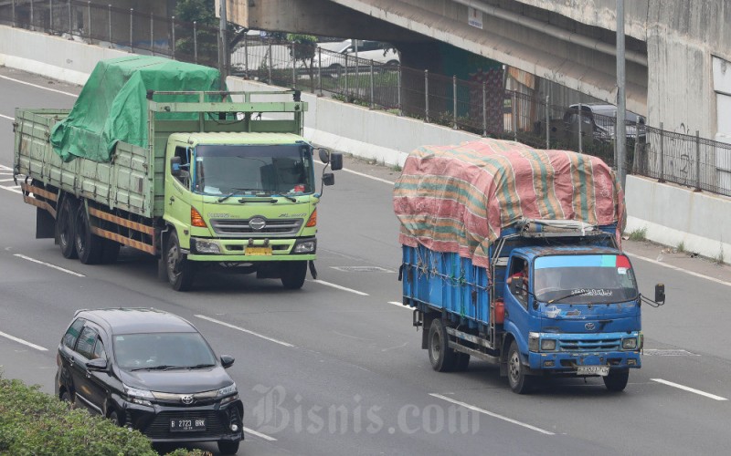 Truk melintas di ruas jalan tol lingkar luar di Jakarta, Senin (29/5/2023). Indonesia Maritime Logistic and Transportation Watch (Imlow) meminta Presiden Joko Widodo untuk menegur pihak-pihak yang masih gencar meminta penundaan pelaksanaan zero over dimensi dan over load (ODOL). Bisnis/Eusebio Chrysnamurti