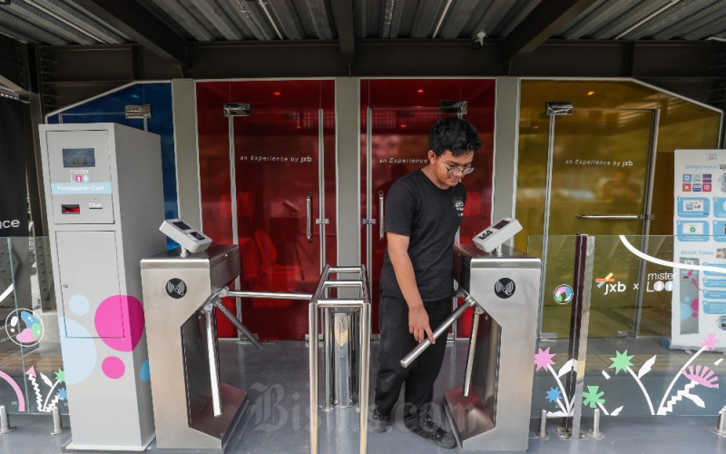 Warga menggunakan fasilitas toilet transparan di Jakarta, Senin (29/5/2023). Toilet umum yang menggunakan metode smart glasses atau kaca tembus pandang tersebut berlokasi di Dukuh Atas dekat Stasiun Sudirman. Memiliki fasilitas premium seperti AC, shower, toilet duduk, wastafel, sabun, hingga tisu pengguna dikenakan tarif Rp5000. Bisnis/Fanny Kusumawardhani