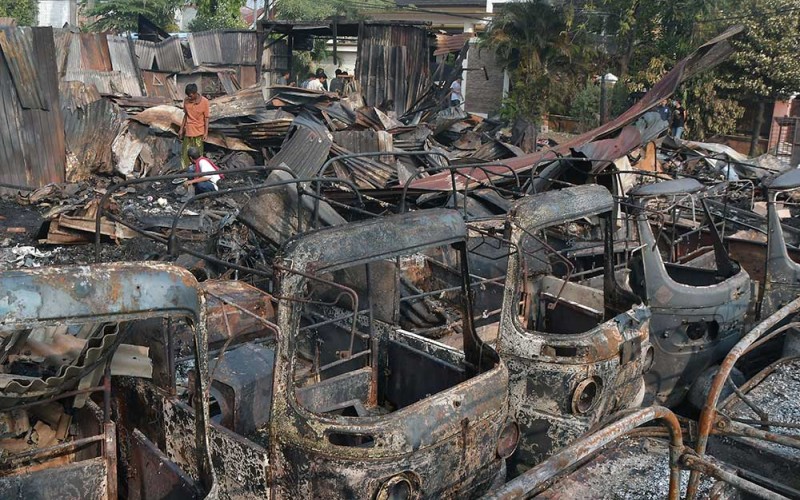 Seorang warga mencari sisa barang usai kebakaran rumah semipermanen di Duren Sawit, Jakarta Timur, Selasa (30/5/2023). Menurut petugas sebanyak 19 unit mobil pemadam dikerahkan untuk memadamkan api dalam kebakaran yang terjadi pada Selasa (30/5) pukul 02.40 WIB dan mengakibatkan satu orang meninggal dunia, sementara penyebab kebakaran masih dalam penyelidikan pihak terkait. ANTARA FOTO/Fakhri Hermansyah