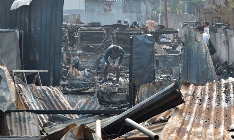 Rumah Semi Permanen di Duren Sawit Hangus Terbakar