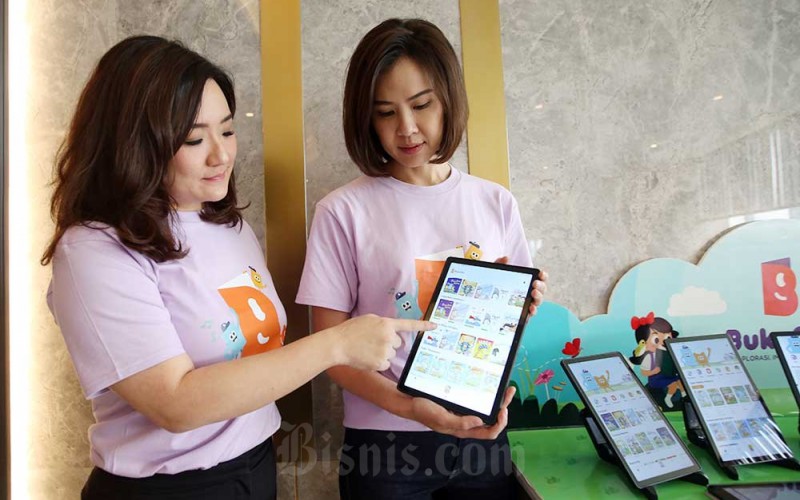 CEO Lumina Education Stephanie Riady berbincang dengan COO BukuAku Catherine Mulyana saat acara peluncuran aplikasi BukuAku di Jakarta, Selasa (30/5/2023). Bisnis/Abdullah Azzam
