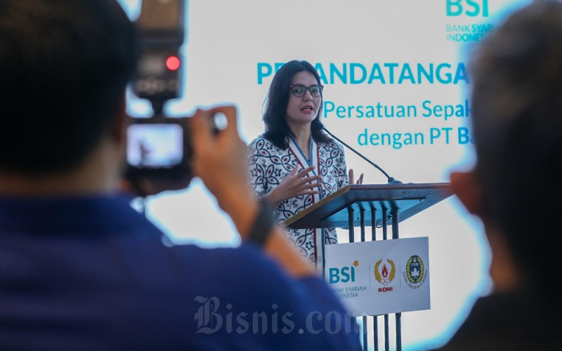 Wakil Ketua Umum II Persatuan Sepak Bola Seluruh Indonesia (PSSI) Ratu Tisha Destria memberikan sambutan dalam acara penandatanganan nota kesepahaman antara BSI dengan KONI dan PSSI untuk pengembangan olahraga di Jakarta, Selasa (30/5/2023). Bisnis/Suselo Jati