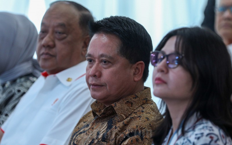 Direktur Utama PT Bank Syariah Indonesia Tbk. (BSI) Hery Gunardi (tengah), Ketua Umum Komite Olahraga Nasional Indonesia (KONI) Pusat Letnan Jenderal TNI (Purn) Marciano Norman (kiri) dan Wakil Ketua Umum II Persatuan Sepak Bola Seluruh Indonesia (PSSI) Ratu Tisha Destria menghadiri acara penandatanganan nota kesepahaman antara BSI dengan KONI dan PSSI untuk pengembangan olahraga di Jakarta, Selasa (30/5/2023). Bisnis/Suselo Jati