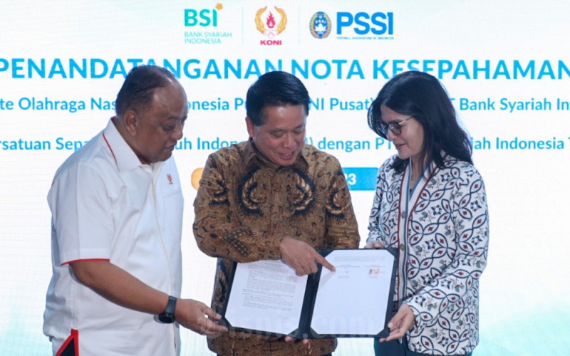 Direktur Utama PT Bank Syariah Indonesia Tbk. (BSI) Hery Gunardi (tengah) berbincang dengan Ketua Umum Komite Olahraga Nasional Indonesia (KONI) Pusat Letnan Jenderal TNI (Purn) Marciano Norman (kiri) dan Wakil Ketua Umum II Persatuan Sepak Bola Seluruh Indonesia (PSSI) Ratu Tisha Destria disela penandatanganan nota kesepahaman antara BSI dengan KONI dan PSSI untuk pengembangan olahraga di Jakarta, Selasa (30/5/2023). Bisnis/Suselo Jati