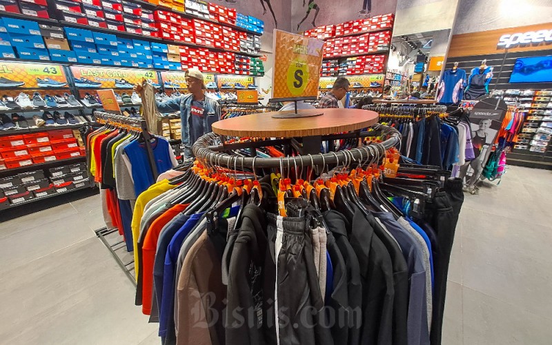 Pengunjung memilih perlengkapan olahraga di salah satu gerai milik PT Mitra Adiperkasa Tbk. (MAPI) di Jakarta, Selasa (30/5/2023). Emiten yang bergerak di bidang perdagangan ritel pakaian, sepatu, asesoris, tas dan peralatan olah raga tersebut terus memperluas jaringan gerai fisik, ekspansi itu merupakan salah satu strategi yang ditempuh perseroan untuk memacu kinerja pada 2023. Meskipun demikian, kanal digital MAPI terus mendukung penjualan perusahaan dengan kontribusi sebesar 8,1 persen dari total penjualan kuartal I/2023 yang mencapai Rp7,5 triliun. Bisnis/Himawan L Nugraha