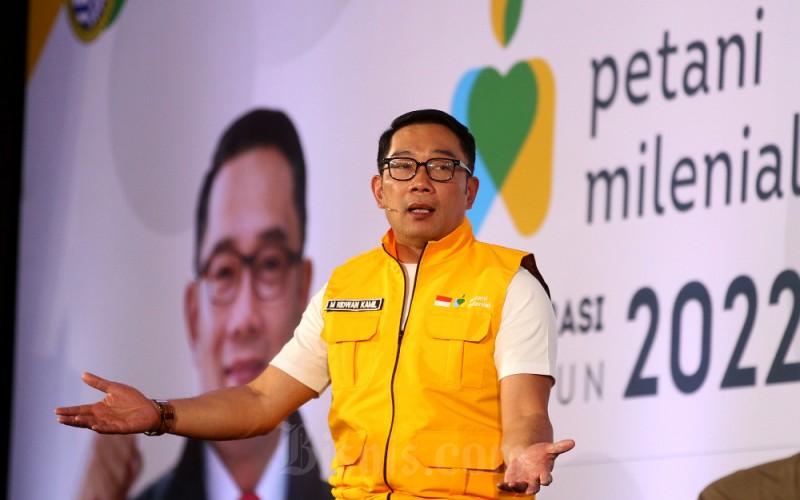 Gubernur Jawa Barat Ridwan Kamil memberikan arahan pada acara Inaugurasi Petani Milenial 2022 di kampus Universitas Padjadjaran (Unpad), Bandung, Jawa Barat, Selasa (30/5/2023). Bisnis/Rachman