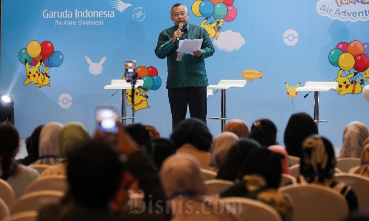 Bisnis/Suselo Jati KERJASAMA POKEMON, KEMENPAREKRAF DAN GARUDA Corporate Officer Asia Business Division The Pokemon Company Susumu Fukunaga (kedua kanan) berbincang dengan Direktur Utama PT Garuda Indonesia (Persero) Tbk. Irfan Setiaputra (kedua kiri), Vi