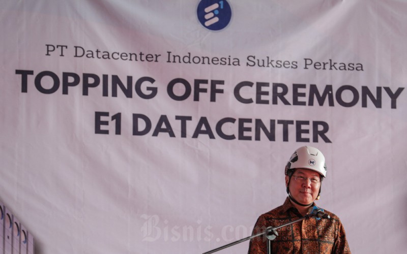 Direktur PT Datacenter Indonesia Sukses Perkasa  Ricky Garyati memberikan paparan saat acara Topping Off Data Center E1 di Jakarta, Selasa (30/5/2023). Bisnis/Fanny Kusumawardhani