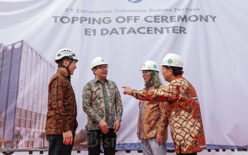 Direktur PT Datacenter Indonesia Sukses Perkasa  Ricky Garyati (dari kiri), Salim Group Representative Reginald Hamdani, President Director PT DCI Indonesia Tbk. Toto Sugiri, dan Senior Advisor J.C Gani berbincang disela-sela acara Topping Off Data Center E1 di Jakarta, Selasa (30/5/2023). Bisnis/Fanny Kusumawardhani