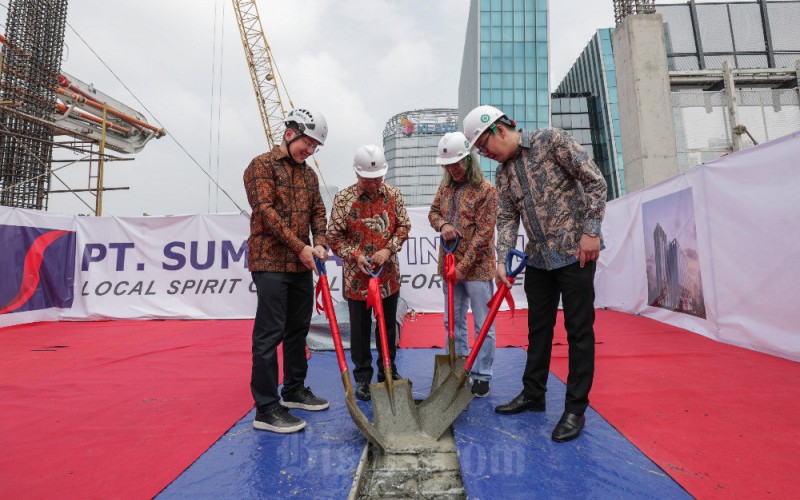Direktur PT Datacenter Indonesia Sukses Perkasa  Ricky Garyati (kiri), Salim Group Representative Reginald Hamdani (kanan), President Director PT DCI Indonesia Tbk. Toto Sugiri (kedua kanan), dan Senior Advisor J.C Gani berbincang disela-sela acara Topping Off Data Center E1 di Jakarta, Selasa (30/5/2023). Bisnis/Fanny Kusumawardhani