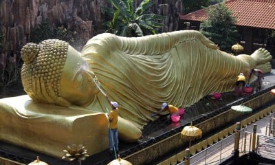 Tradisi Membersihkan Patung Buddha tidur di Jawa Timur