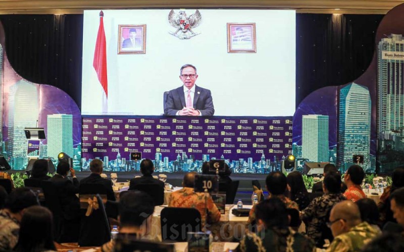 Layar menampilkan Ketua Dewan Komisioner OJK Mahendra Siregar memberikan pemaparan saat acara Bisnis Indonesia Award (BIA) 2023 di Jakarta, Rabu (31/5/2023). Bisnis/Abdurachman