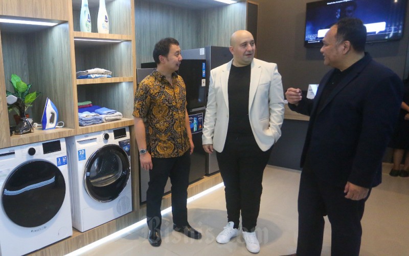 Country Director Beko Indonesia Ali Cagri Gonculer (tengah) berbincang dengan Sales Director PT Beko Appliances Indonesia Arief Setiawan (kanan) dan Representative Best Price Electronics Whitley disela acara pembukaan Beko Shop di Jakarta, Rabu (31/5/2023). Bisnis/Suselo Jati