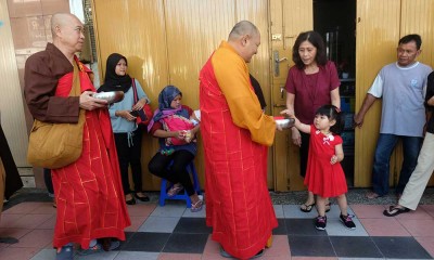 Sejumlah Biksu Mengikuti Ritual Pindapata di Kawasan Pecinan Kota Magelang