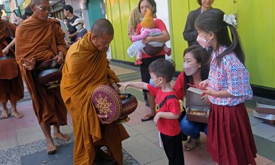 Sejumlah Biksu Mengikuti Ritual Pindapata di Kawasan Pecinan Kota Magelang