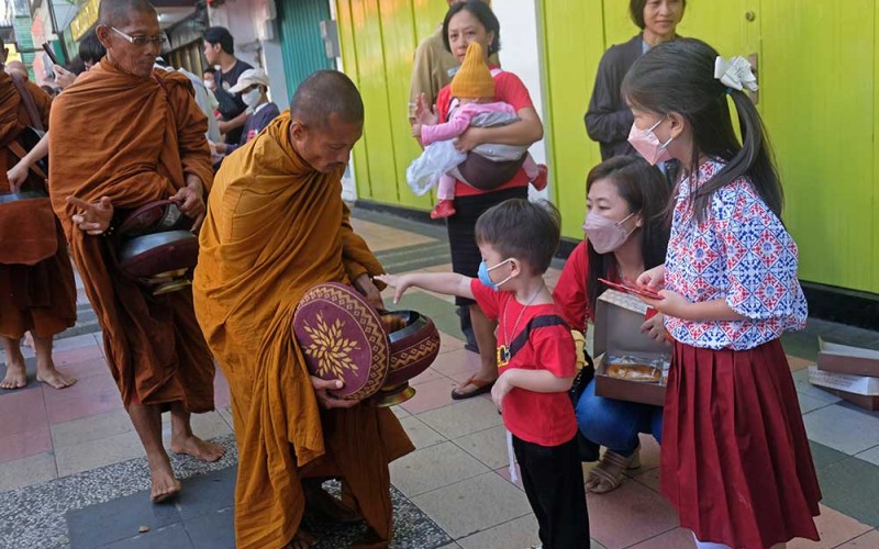 Sejumlah biksu mengikuti ritual Pindapata atau mengumpulkan sumbangan dari umat di kawasan Pecinan kota Magelang, Jawa Tengah, Rabu (31/5/2023). Prosesi Pindapata tersebut dilaksanakan dalam rangkaian perayaan Tri Suci Waisak 2023/2567 Buddhis Era (BE) yang akan berlangsung pada Minggu (4/6). ANTARA FOTO/Anis Efizudin
