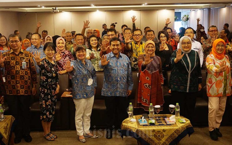 Menteri Ketenagakerjaan Ida Fauziyah (ketiga kanan), Dirjen Pembinaan Hubungan Industrial dan Jaminan Sosial Tenaga Kerja Kemnaker Indah Anggoro Putri (kedua kanan), Ketua Umum Asosiasi Pengusaha Indonesia (Apindo) Hariyadi B. Sukamdani (tengah), Wakil Ketua Umum Apindo Shinta W. Kamdani (ketiga kiri) dan Country Director ILO untuk Indonesia dan Timor-Leste Michiko Miyamoto (kedua kiri), saat peluncuran Kepmenaker No. 88 Tahun 2023 dan Deklarasi Tripartit Tentang Pencegahan dan Penanganan Kekerasan Seksual di Tempat Kerja, di Jakarta, Kamis (1/6/2023). Deklarasi tersebut juga dihadiri para pengusaha dan sejumlah organisasi pekerja. Bisnis/Yayus Yuswoprihanto