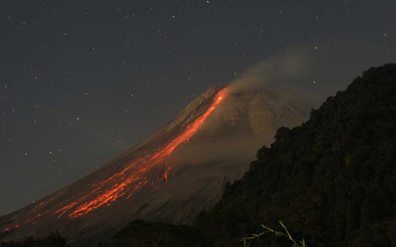 Luncuran lava pijar Gunung Merapi dipotret dari Pos Pantau Dusun Turgo, Kabupaten Sleman, Daerah Istimewa Yogyakarta, Jawa Tengah, Kamis (1/6/2023). Berdasarkan pantauan Balai Penyelidikan dan Pengembangan Teknologi Kebencanaan Geologi (BPPTKG) pada Kamis (1/6/2023) pukul 00:00 - 06:00 WIB, Gunung Merapi mengeluarkan lava pijar sebanyak 14 kali dengan jarak luncur maksimum 2.000 meter ke barat daya. ANTARA FOTO/Maulana Surya