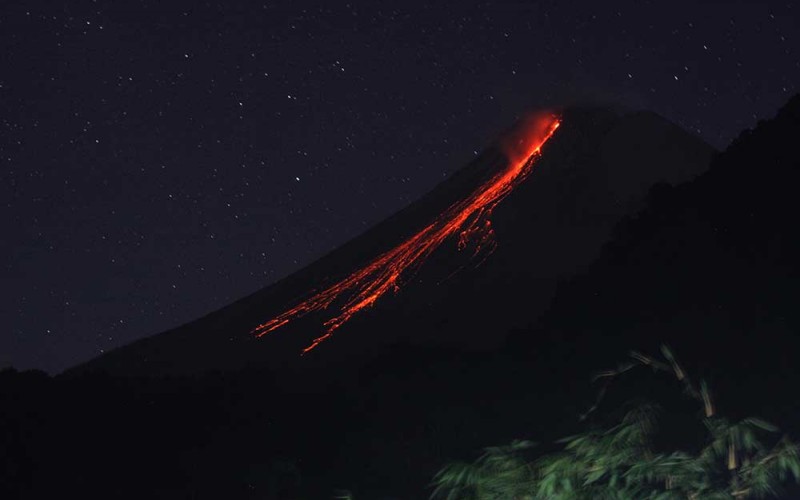 Luncuran lava pijar Gunung Merapi dipotret dari Pos Pantau Dusun Turgo, Kabupaten Sleman, Daerah Istimewa Yogyakarta, Jawa Tengah, Kamis (1/6/2023). Berdasarkan pantauan Balai Penyelidikan dan Pengembangan Teknologi Kebencanaan Geologi (BPPTKG) pada Kamis (1/6/2023) pukul 00:00 - 06:00 WIB, Gunung Merapi mengeluarkan lava pijar sebanyak 14 kali dengan jarak luncur maksimum 2.000 meter ke barat daya. ANTARA FOTO/Maulana Surya