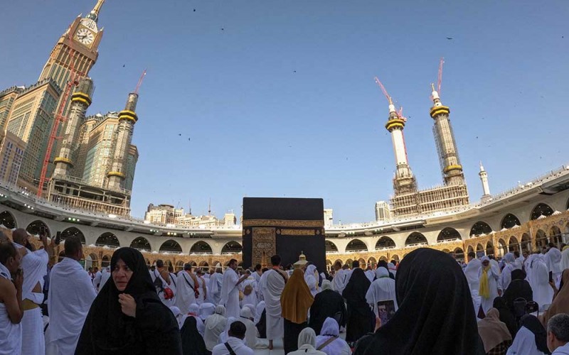 Umat muslim melakukan tawaf mengelilingi Kaâbah di Masjidil Haram, Mekah, Arab Saudi, Kamis (1/6/2023). Masjidil Haram mulai dipadati umat muslim dari berbagai dunia, sedangkan jamaah calon haji Indonesia akan menuju Mekah secara bertahap mulai 1 Juni 2023 malam. ANTARA FOTO/Wahyu Putro A