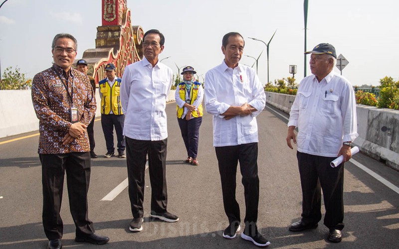 Presiden Joko Widodo (dua kanan) bersama Gubernur DIY Sri Sultan HB X (dua kiri) Menteri PUPR Basuki Hadimuljono (kanan) dan Bupati Bantul Abdul Halim Muslih (kiri) meninjau Jembatan Kretek 2 di Bantul, DI Yogyakarta, Jumat (2/6/2023). Presiden Joko Widodo meresmikan Jembatan Kretek 2 yang menghubungkan kawasan wisata di Jalur Jalan Lintas Selatan (JJLS) dan dirancang mampu menahan gempa. ANTARA FOTO/Hendra Nurdiyansyah