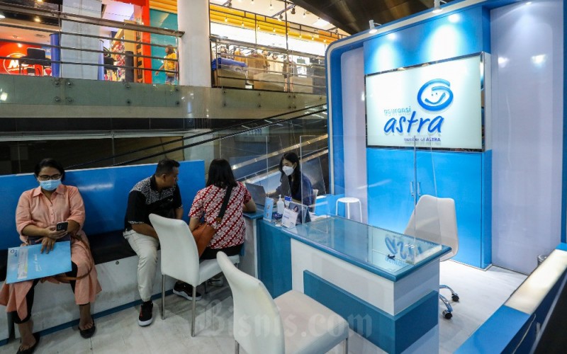 Nasabah beraktivitas disalah satu gerai Asuransi Astra dj Jakarta, Jumat (2/6/2023). PT Asuransi Astra Buana atau Asuransi Astra memperoleh pendapatan underwriting Rp3,7 triliun pada 2022. Angka tersebut meningkat 17,8% apabila dibandingkan dengan periode yang sama tahun sebelumnya yakni Rp3,1 triliun. Bisnis/Abdurachman