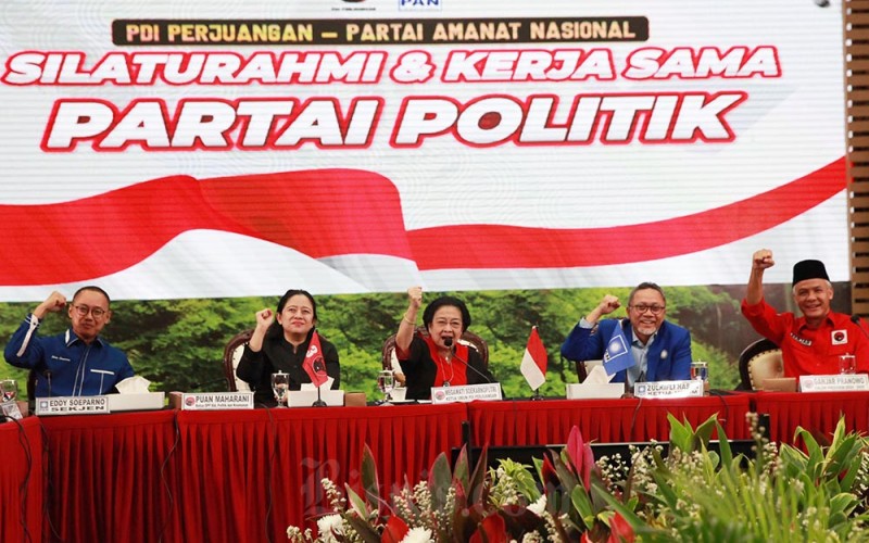 Ketua Umum PDI Perjuangan Megawati Soekarno Putri (tengah) bersama Ketua DPP Puan Maharani (kedua kiri) didampingi Ketua Umum Partai Amanat Nasional (PAN) Zulkifli Hasan (kedua kanan), bakal calon presiden PDIP Ganjar Pranowo (kanan) dan Sekjen PAN Eddy Suparno berfoto bersama saat mengadakan pertemuan di Kantor DPP PDIP, Jakarta, Jumat (2/6/2023). Kunjungan pimpinan PAN tersebut untuk penjajakan koalisi pilpres 2024 dan merupakan kunjungan resmi PAN pertama kali ke kantor PDI Perjuangan. ANTARA FOTO/Reno Esnir