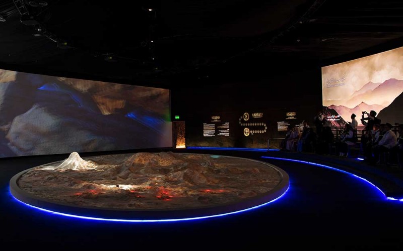 Pengunjung mengamati grafik interaktif saat mengunjungi Museum Wahyu, di Hira Cultural Distric, Mekkah, Arab Saudi, Jumat (2/6/2023). Museum Wahyu yang terletak di kaki Gunung Jabal Nur atau Gua Hiro yang menampilkan animasi turunnya wahyu serta kisah Nabi Adam, Nabi Nuh, Nabi Musa, Nabi Isa hingga Nabi Muhammad tersebut menjadi destinasi wisata sejarah di Kota Mekkah. ANTARA FOTO/Wahyu Putro
