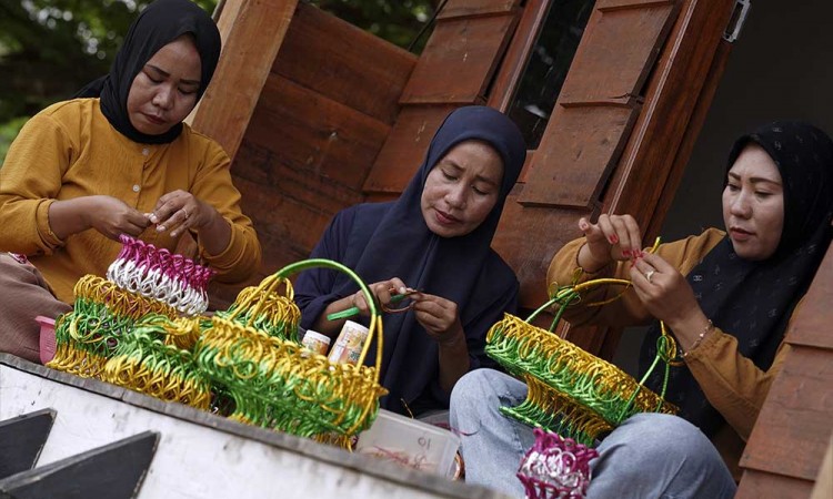 Ibu-Ibu Rumah Tangga di Sulawesi Tenggara Membuat Kerajinan Dari Limbah Sampah Plastik