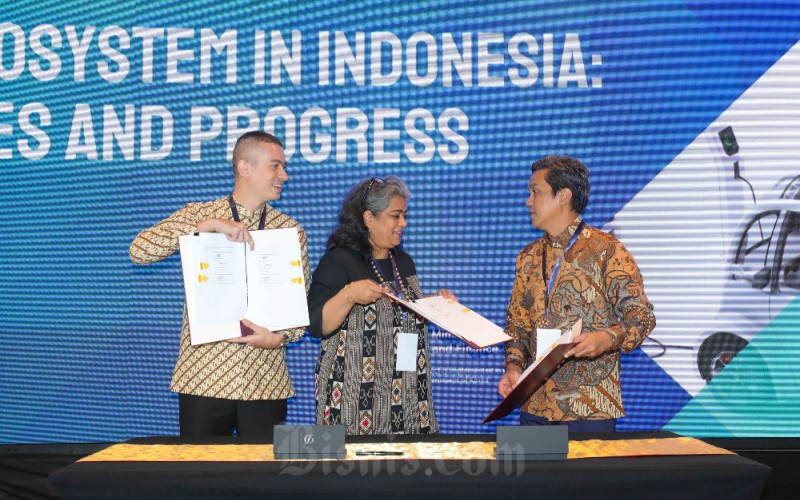 Ketua Umum Asosiasi Ekositem Mobilitas Listrik (AEML) Dannif U. Danusaputro (dari kanan), Manager of CMA for East Asia & Pacific International Finance Corporation (IFC) Paramita Dasgupta, dan Sekretaris Jenderal AEML Rian Ernest berbincang di sela-sela peluncuran AEML di Jakarta, Senin (5/6/2023). Asosiasi Ekositem Mobilitas Listrik (AEML) didirikan sebagai wadah bagi pada pionir di industri kendaraan bermotor listrik berbasis baterai (KLBB) dan industri pendukung mobilitasnya di Indonesia. Kehadiran AEML diharapkan dapat mendukung penggunaan 1 juta kendaraan listrik roda empat dan 3 juta kendaraan listrik roda dua pada tahun 2035. Bisnis/Himawan L Nugraha