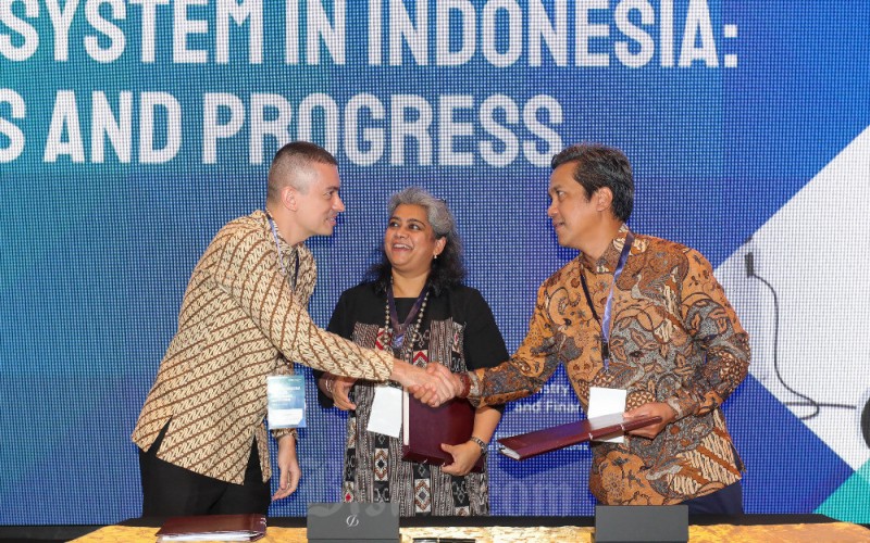 Ketua Umum Asosiasi Ekositem Mobilitas Listrik (AEML) Dannif U. Danusaputro (dari kanan), Manager of CMA for East Asia & Pacific International Finance Corporation (IFC) Paramita Dasgupta, dan Sekretaris Jenderal AEML Rian Ernest berbincang di sela-sela peluncuran AEML di Jakarta, Senin (5/6/2023). Asosiasi Ekositem Mobilitas Listrik (AEML) didirikan sebagai wadah bagi pada pionir di industri kendaraan bermotor listrik berbasis baterai (KLBB) dan industri pendukung mobilitasnya di Indonesia. Kehadiran AEML diharapkan dapat mendukung penggunaan 1 juta kendaraan listrik roda empat dan 3 juta kendaraan listrik roda dua pada tahun 2035. Bisnis/Himawan L Nugraha