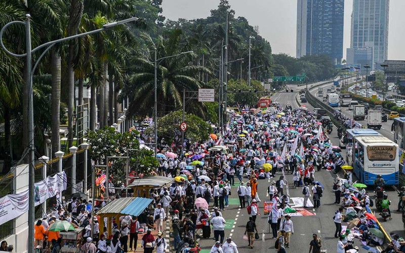 Massa dari Tenaga medis dan kesehatan melakukan aksi di depan gedung MPR/DPR-DPD, Senayan, Jakarta, Senin (5/6/2023). Massa tersebut melakukan aksi damai untuk menolak pembahasan rancangan undang-undang atau RUU Kesehatan Omnibus Law. ANTARA FOTO/Galih Pradipta