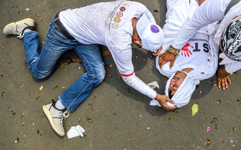 Massa dari Tenaga medis dan kesehatan melakukan aksi teatrikal di depan gedung MPR/DPR-DPD, Senayan, Jakarta, Senin (5/6/2023). Massa tersebut melakukan aksi damai untuk menolak pembahasan rancangan undang-undang atau RUU Kesehatan Omnibus Law. ANTARA FOTO/Galih Pradipta