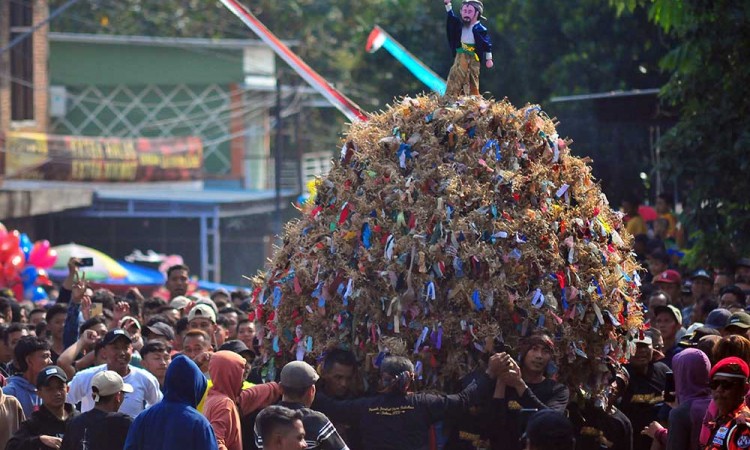Warga Mengarak Gunungan Saat Tradisi Sedekah Bumi di Jepara