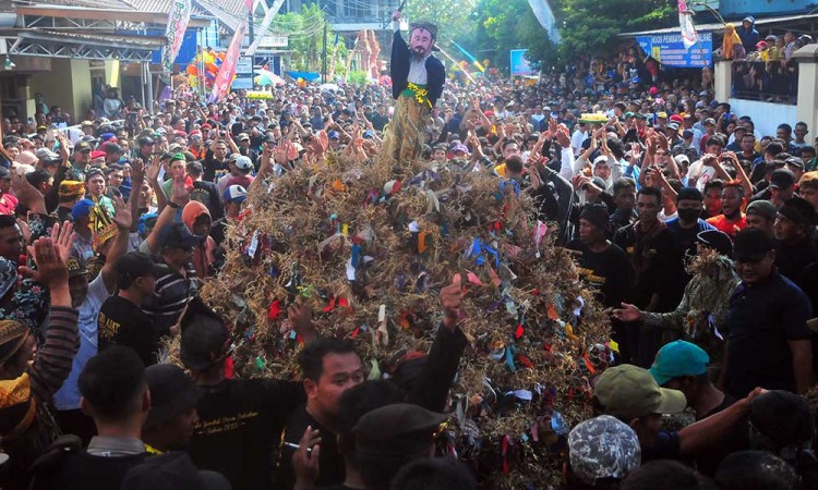 Warga Mengarak Gunungan Saat Tradisi Sedekah Bumi di Jepara