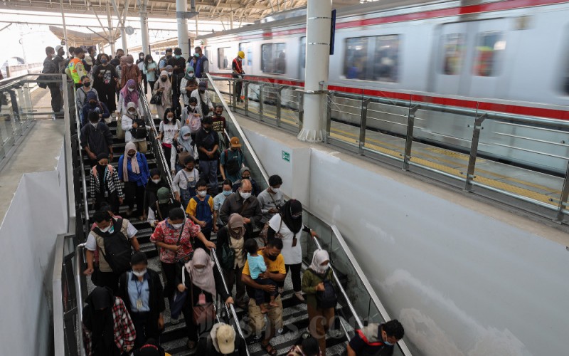 Penumpang KRL berada di Stasiun Manggarai, Jakarta, Senin (5/6/2023). KAI Commuter mencatat selama tiga hari pemberlakuan Grafik Perjalanan Kereta Api (Gapeka) 2023, yakni 1 â 3 Juni 2023, volume pengguna Commuter Line Jabodetabek mencapai 1.863.507 orang atau rata-rata 621.169 orang per hari. Bisnis/Arief Hermawan P