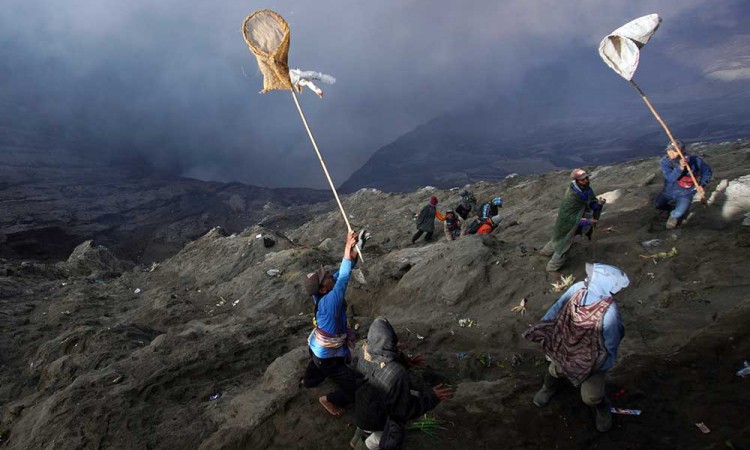 Masyarakat Suku Tengger Rayakan Yadnya Kasada di Gunung Bromo