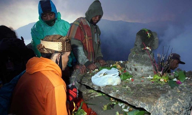 Masyarakat Suku Tengger Rayakan Yadnya Kasada di Gunung Bromo