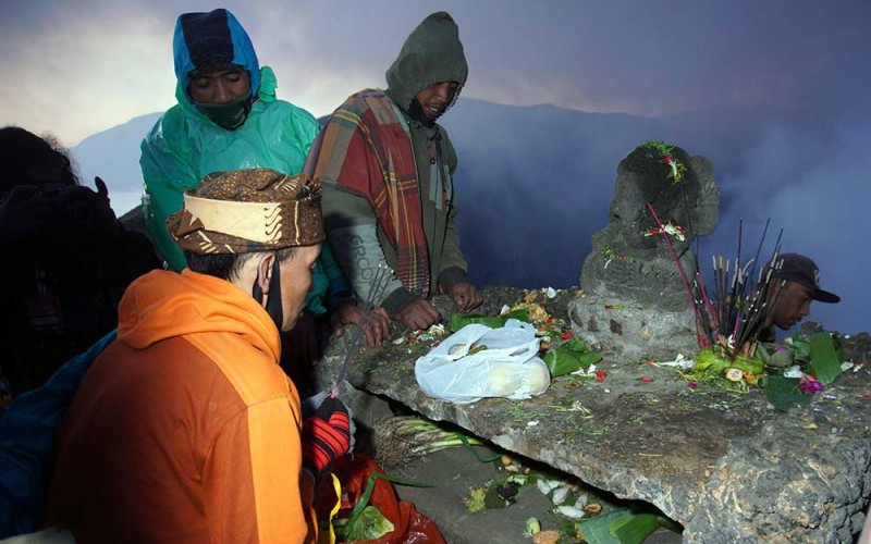 Masyarakat suku Tengger berdoa di dekat arca Ganesha saat upacara Yadnya Kasada di Gunung Bromo, Probolinggo, Jawa Timur, Senin (5/6/2023). Perayaan Yadnya Kasada merupakan upacara adat masyarakat suku Tengger sebagai bentuk ucapan syukur kepada Sang Hyang Widhi dan para leluhur. ANTARA FOTO/Irfan Sumanjaya