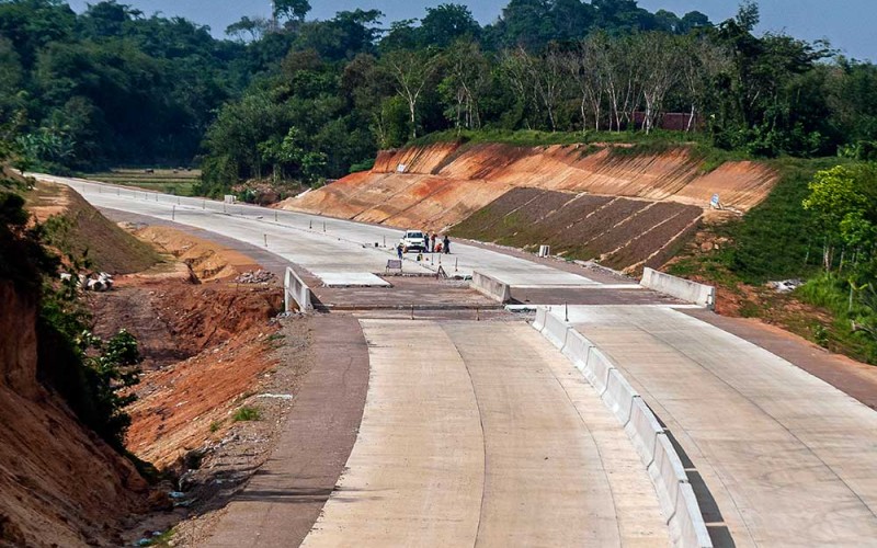 Pekerja menyelesaikan pembangunan jalan tol Rangkasbitung-Panimbang di Lebak, Banten, Senin (5/6/2023). Pemerintah menyiapkan anggaran belanja untuk infrastruktur ruas jalan nasional baik tol maupun non tol pada tahun 2023 sebesar Rp203 triliun dan terdistribusi di tiap-tiap pulau di Indonesia. ANTARA FOTO/Muhammad Bagus Khoirunas